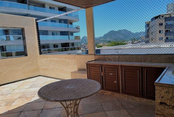 Terraço da cobertura com mesa, churrasqueira e vista para as montanhas